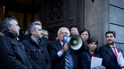 Tras no poder derogar el tarifazo, los diputados K improvisaron un acto en la puerta del Congreso