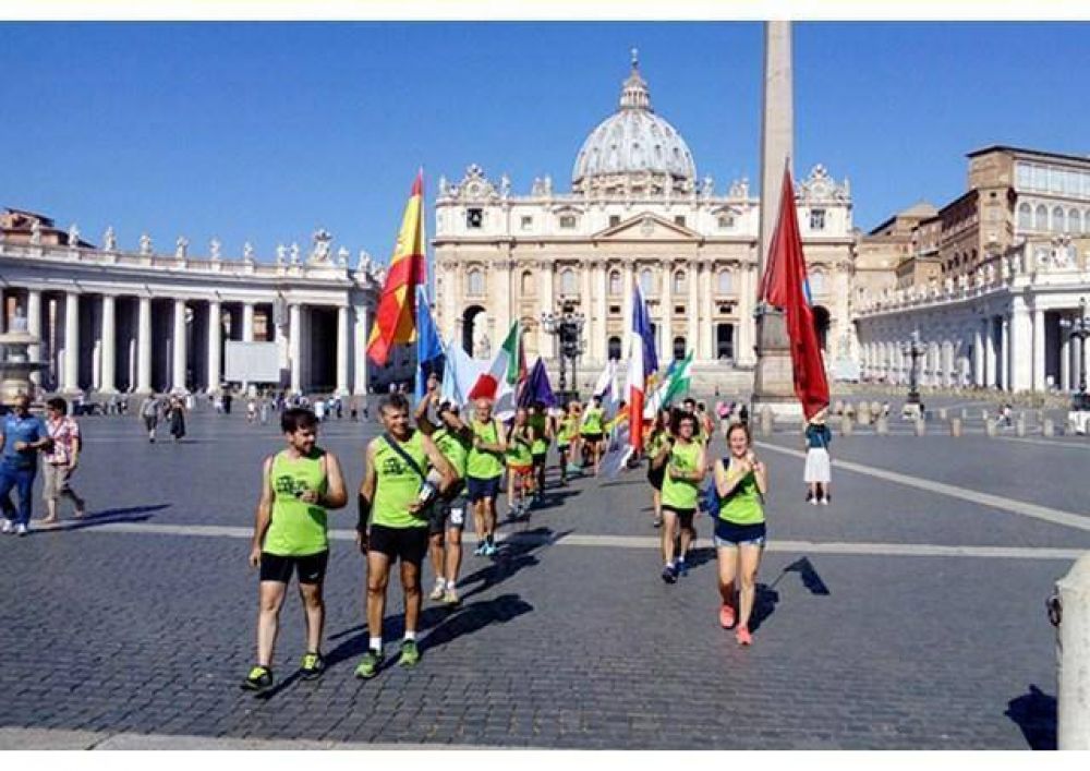 Peregrinos espa�oles llegan a Roma despu�s de correr m�s de 2.300 kil�metros