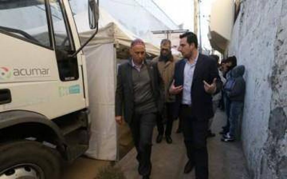 El ministro Bergman recorri� el barrio Pampa