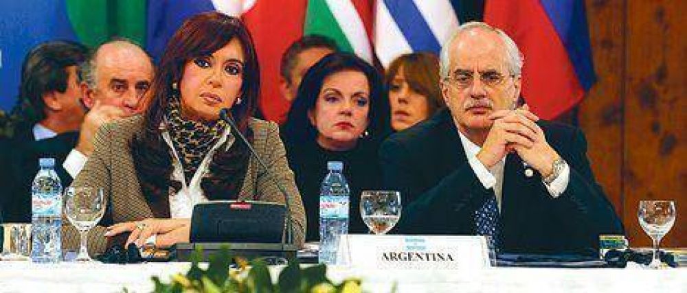 En su debut como anfitriona, Cristina compar� a las Malvinas con Colombia