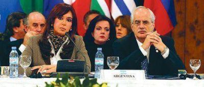 En su debut como anfitriona, Cristina compar� a las Malvinas con Colombia