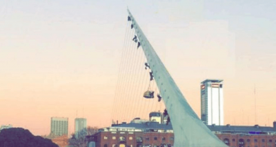 Puerto Madero: activistas de Greenpeace se treparon al Puente de la Mujer