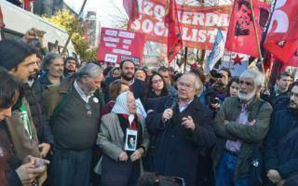 Masivo rechazo a la prisi�n domiciliaria para el represor Miguel Etchecolatz