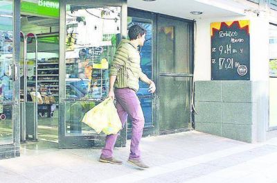 Ya empiezan a jubilar a las bolsas pl�sticas en los s�per de la Regi�n