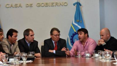 El Gobierno denuncia a la oposici�n de querer dar �un golpe institucional�