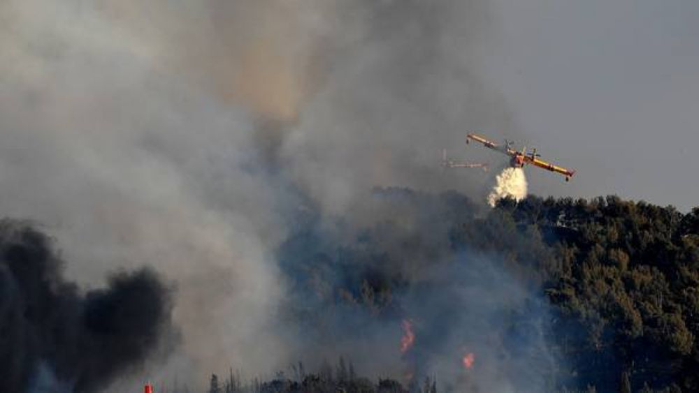 Al menos 10.000 evacuados por incendios al sur de Francia