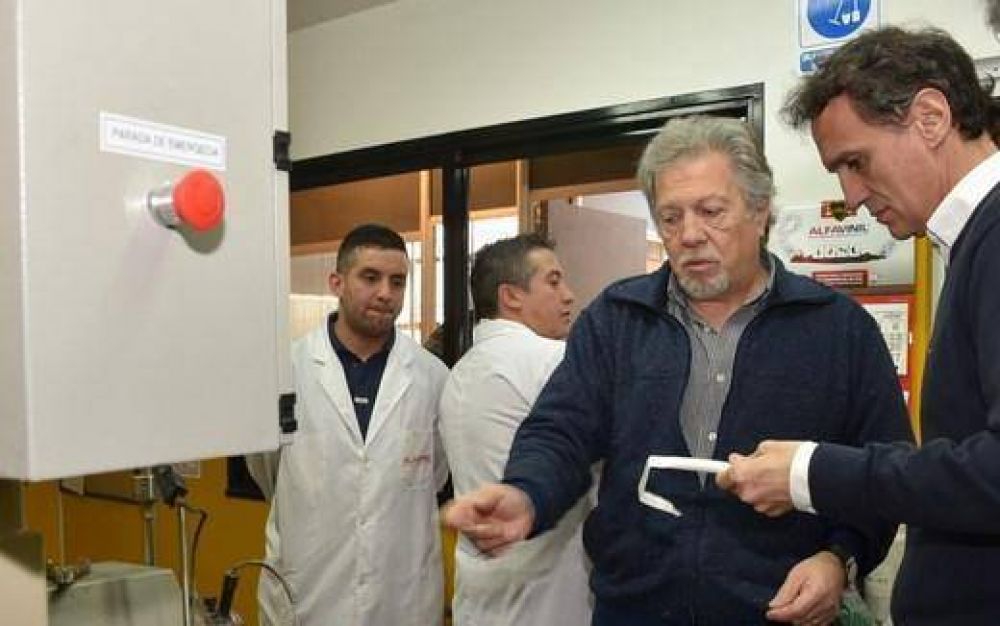 En otra recorrida por empresas, Katopodis visit� la f�brica local Alfavinil
