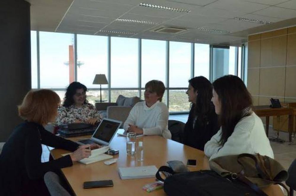 La ministra Ba�uelos recibi� a representantes de la UNSL, UCCuyo y FISAL