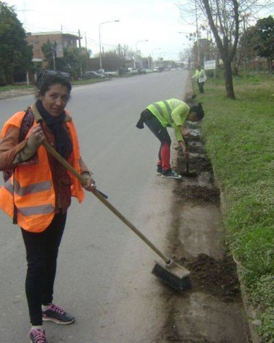 Limpieza. Personal de las cooperativas trabaja en el acceso a la ciudad
