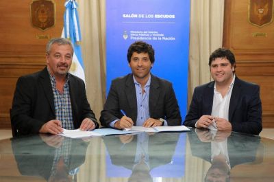 Rossi firm� el convenio para asfaltar Covendiar y barrio Parque
