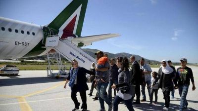 El Papa almuerza con los refugiados que llev� a Roma de Lesbos