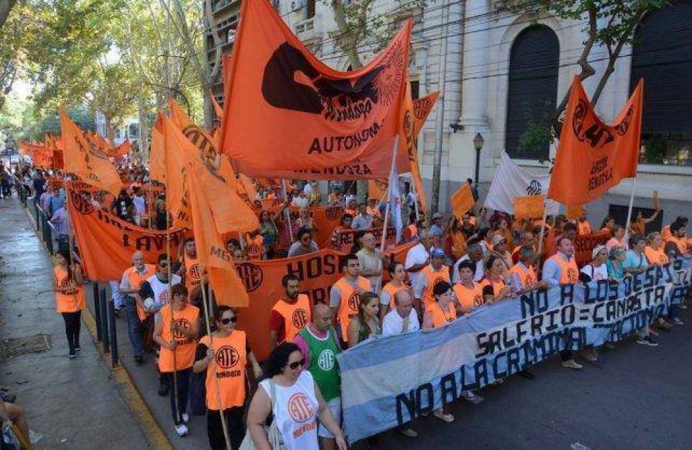 Cortes y demoras en la ciudad por una protesta de estatales