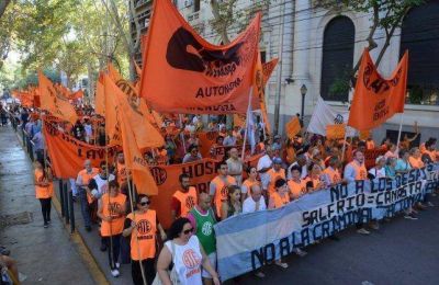 Cortes y demoras en la ciudad por una protesta de estatales