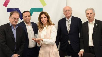Claudia de Zamora visit� la sede de la AMIA