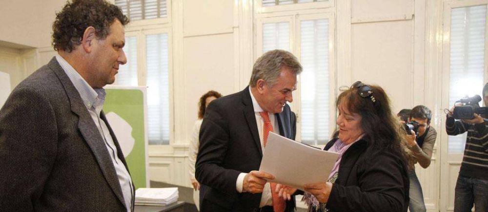 Fueron entregadas 123 escrituras de regularizaci�n dominial