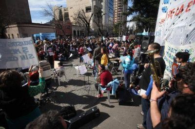 Tras un alto acatamiento a la huelga, los docentes ahora esperan que los llamen