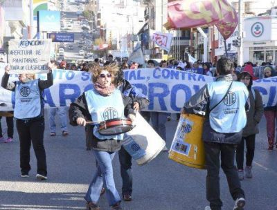 Un centenar de personas march� por la reapertura de la paritaria docente