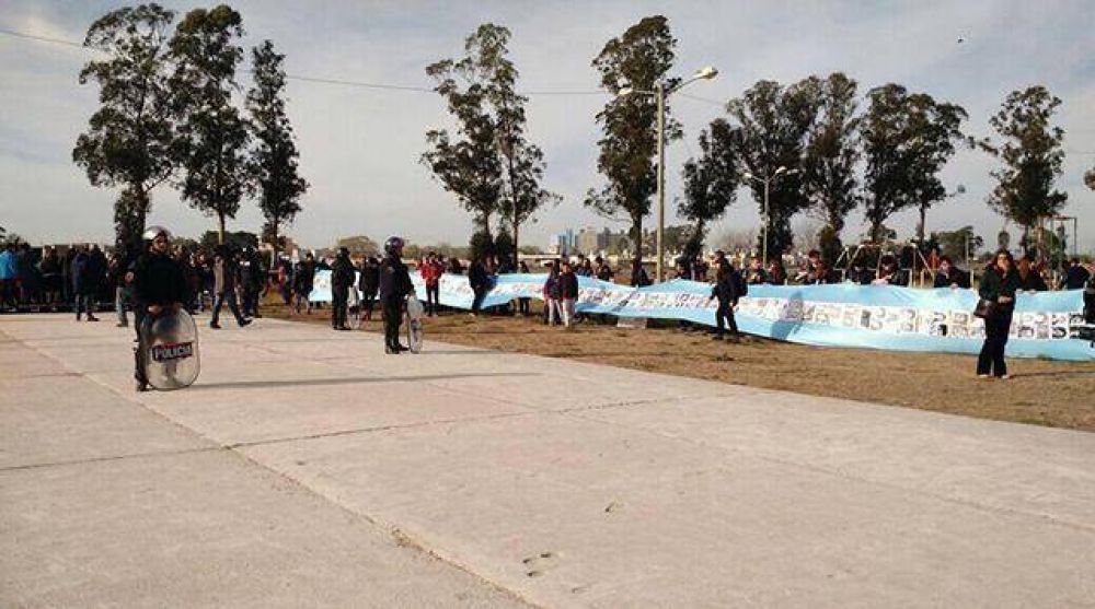 Denuncian represi�n policial minutos antes de la visita de Macri