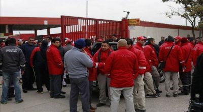 Coca Cola decidi� reincorporar a todos los trabajadores