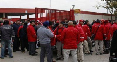 Coca Cola decidi� reincorporar a todos los trabajadores