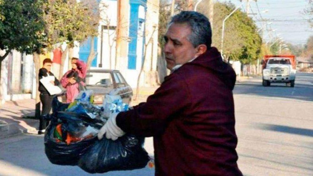 Intendente junt� la basura por un paro de estatales