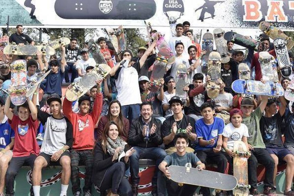 Nardini junto a los j�venes en el BataPark de Malvinas Argentinas