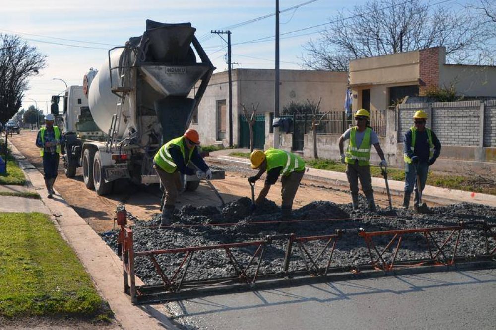 Avanza la pavimentaci�n en Colonia Hinojo