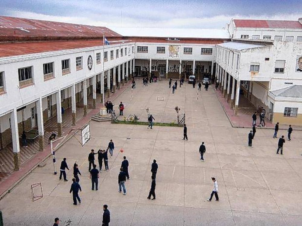 Premiaron a tres estudiantes por un proyecto de casas biosustentables