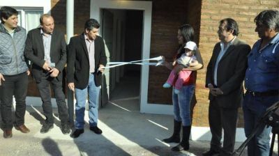 Inauguran viviendas sociales en Los Telares