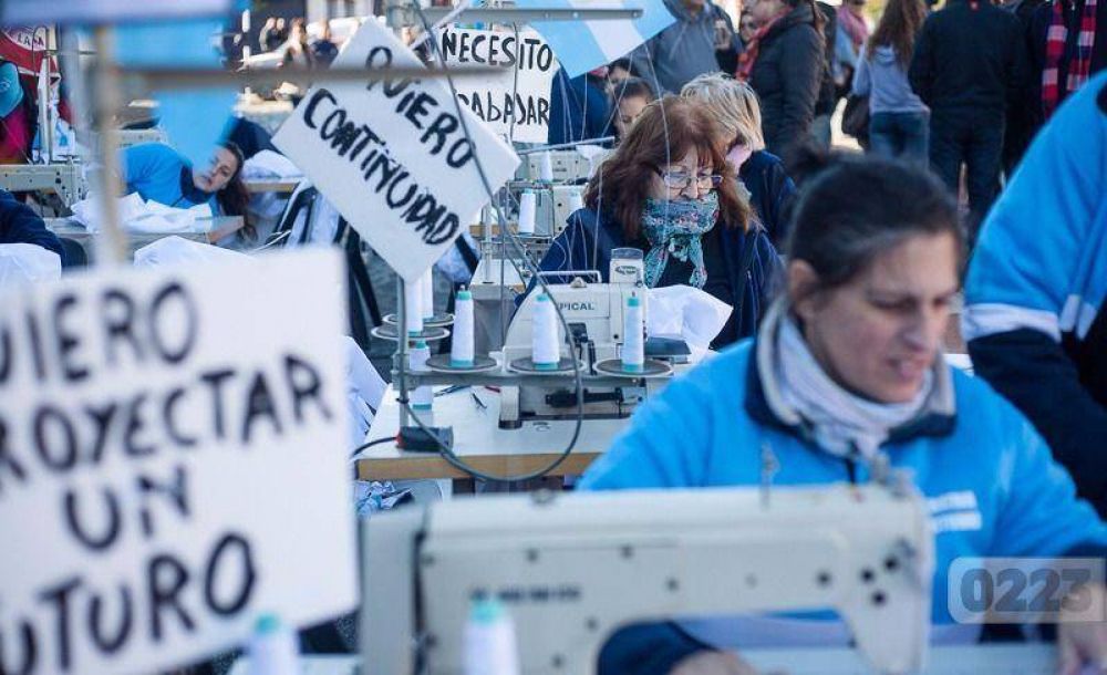 Cooperativas textiles en alerta: hicieron 10 mil guardapolvos y Nacin todava no les pag