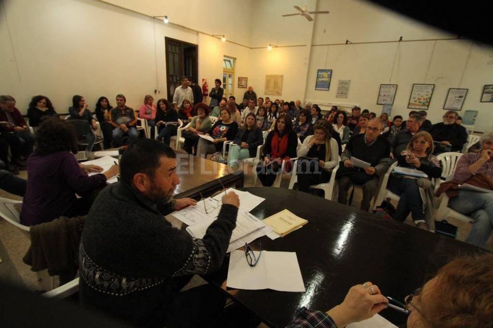 Docentes p�blicos votaron dos paros de 24 horas