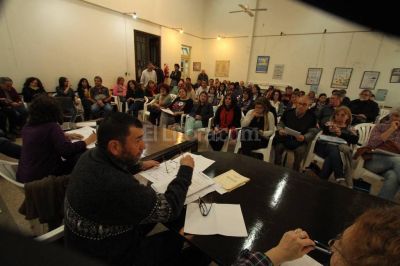 Docentes p�blicos votaron dos paros de 24 horas