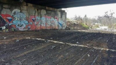 Retiran residuos del puente de Acceso Oeste