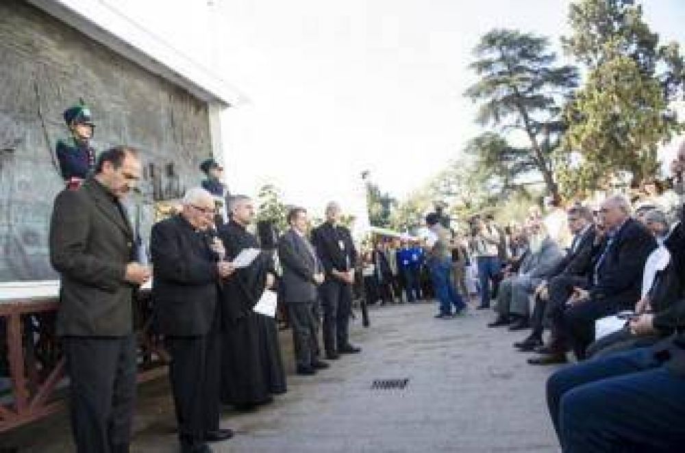 Religiosos de distintos credos oraron por la paz y se estrecharon en un abrazo en Tucum�n