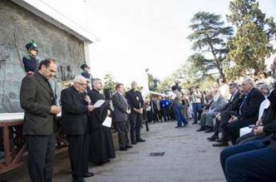 Religiosos de distintos credos oraron por la paz y se estrecharon en un abrazo en Tucum�n