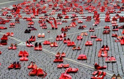 Cientos de zapatos rojos contra el femicidio llegan a Buenos Aires