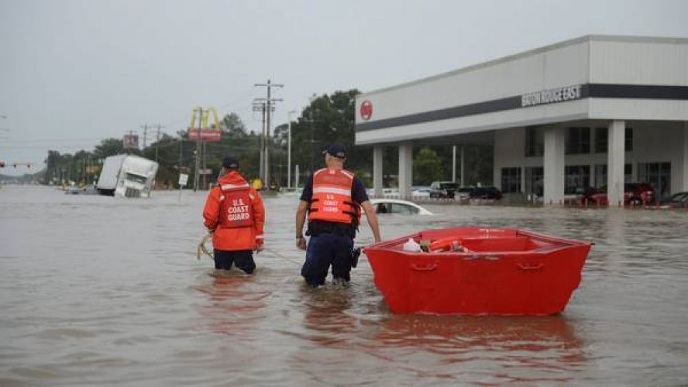 Nueve muertos, miles de evacuados y atades flotando en una inundacin histrica en EE.UU.