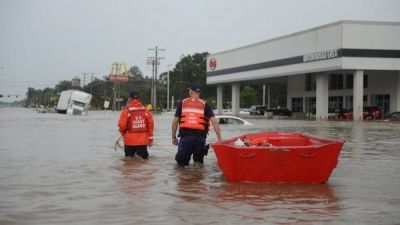 Nueve muertos, miles de evacuados y ata�des flotando en una inundaci�n hist�rica en EE.UU.