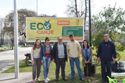 Salom�n visit� el stand de Ecocanje en la plaza principal