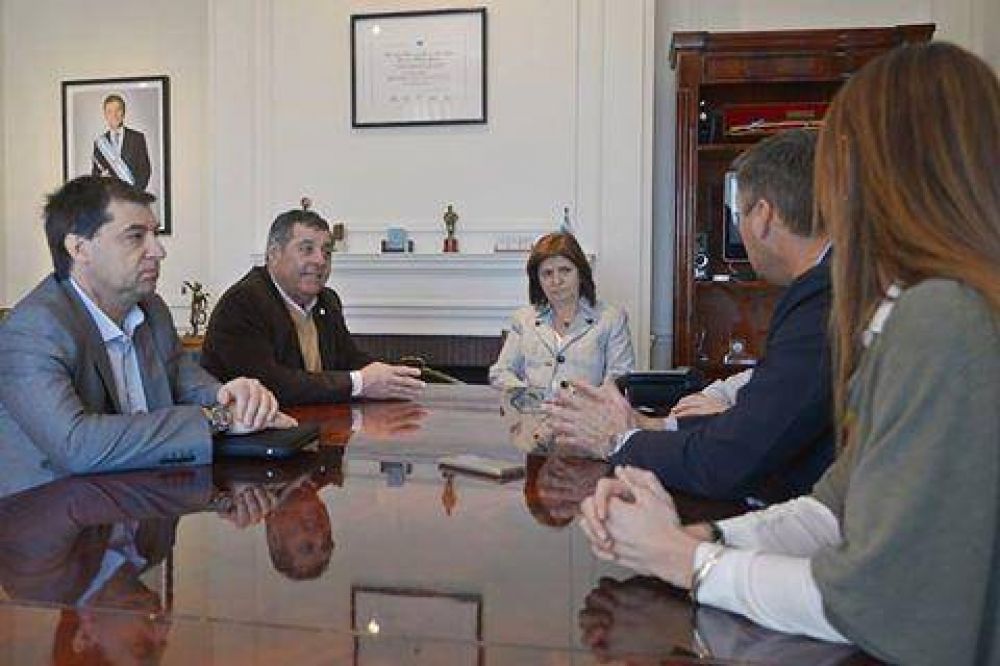 La ministra Bullrich recibi� al Intendente de Basavilbaso contra quien habr�an intentado atentar