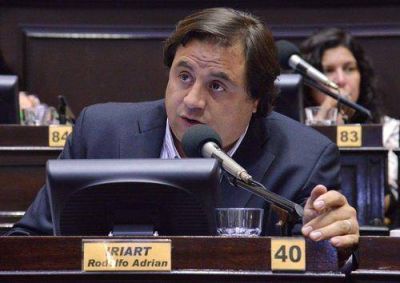 Pinchan telefonos de legisladores e intendentes: entre ellos Manino Iriart