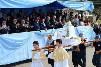 El gobernador encabez� el desfile en honor a Jos� de San Mart�n