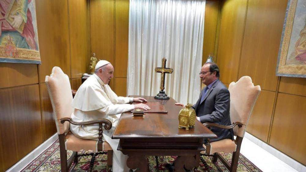 Hollande visita al Papa: agradecidos por su cercana tras los atentados