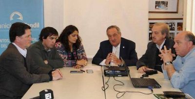 Tandil: Lunghi firm� convenio para urbanizaci�n integral de La Movediza y gestion� por viviendas sociales