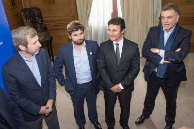 Intendentes opositores piden m�s fondos al PE
