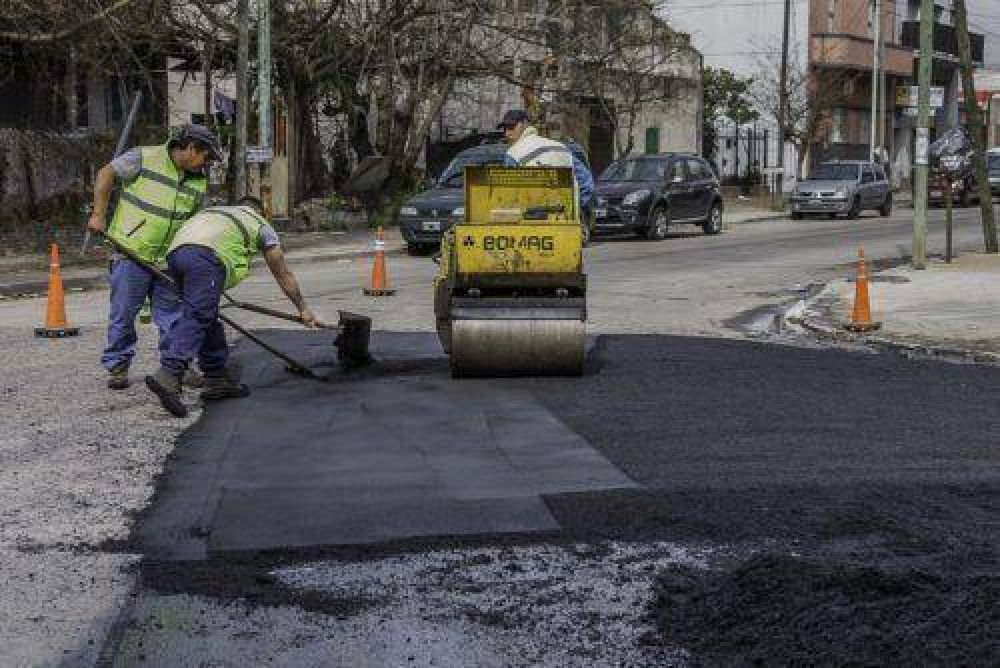Lan�s: bachean y asfaltan m�s calles