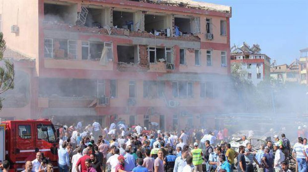 Sigue la violencia en Turqu�a: al menos 6 muertos y m�s de 200 heridos tras la explosi�n de dos coches bomba