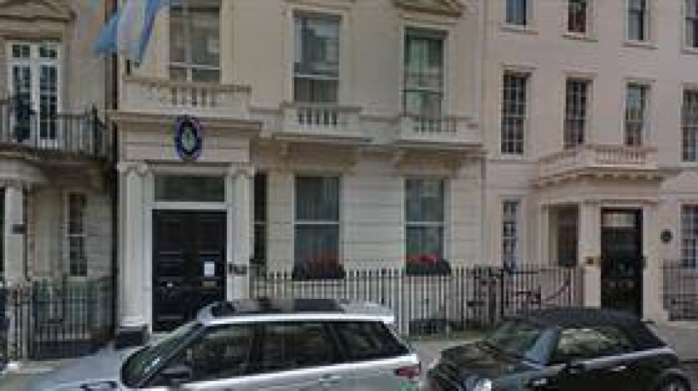 De mochilero a diplomtico: nombran a un amigo de Marcos Pea en la embajada en Londres