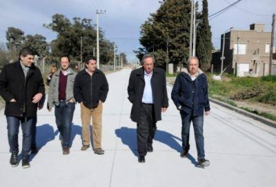 Lunghi recorri� obras de pavimentaci�n
