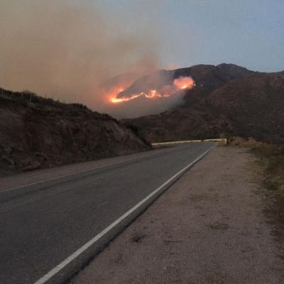 Controlaron el incendio en Potrero de los Funes pero hay dos frentes hacia Estancia Grande y La Punta